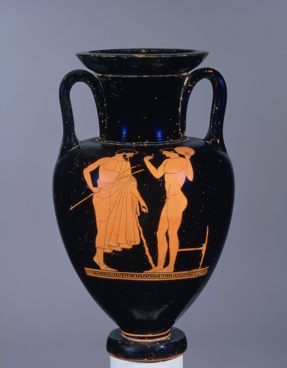 Yaşlı sakallı bir erkek ve bir gencin tasvir edildiği, muhtemelen MÖ 6. yy (çömlek) tavan arası kırmızı figürlü amfora by Greek
