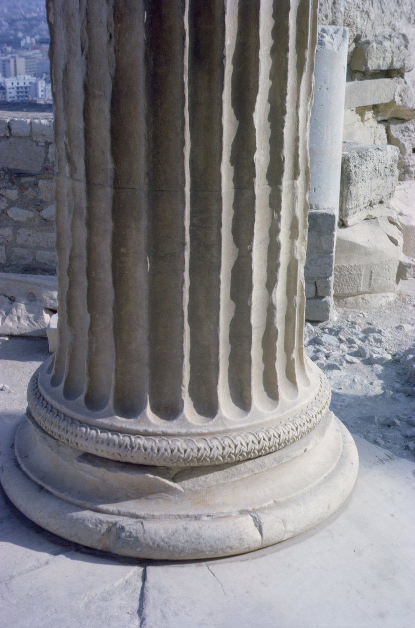 Kuzey sundurmada bir sütun kaidesi, MÖ 421-405 (mermer) by Greek