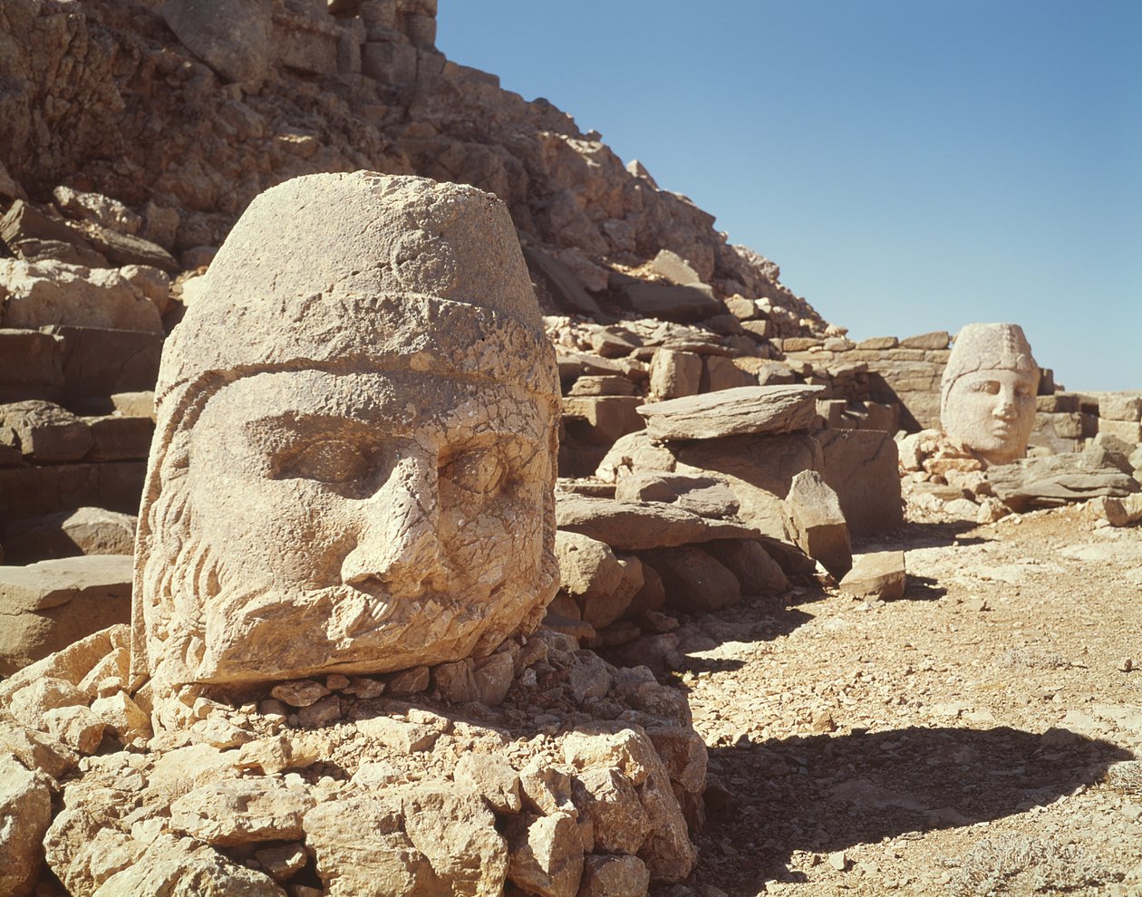 Batı terasından Herakles ve Antiochus