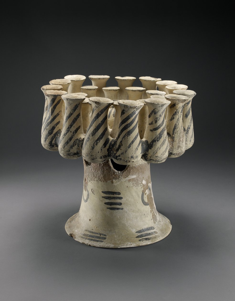 İki sıra kap ve orta kaseli Kernos, Erken Kiklad III Dönemi (MÖ 2300-2100) (seramik) by Greek