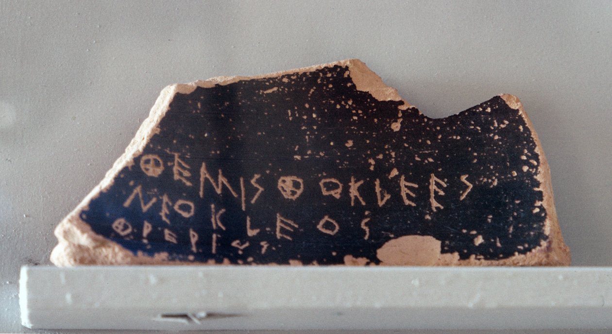 Adı Themistokles olan Ostrakon, MÖ 472 dolayları (seramik) by Greek