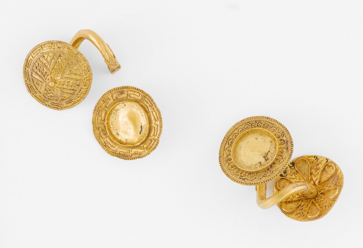 Bir Çift Spiral Küpe, MÖ yaklaşık 700 (altın) by Greek