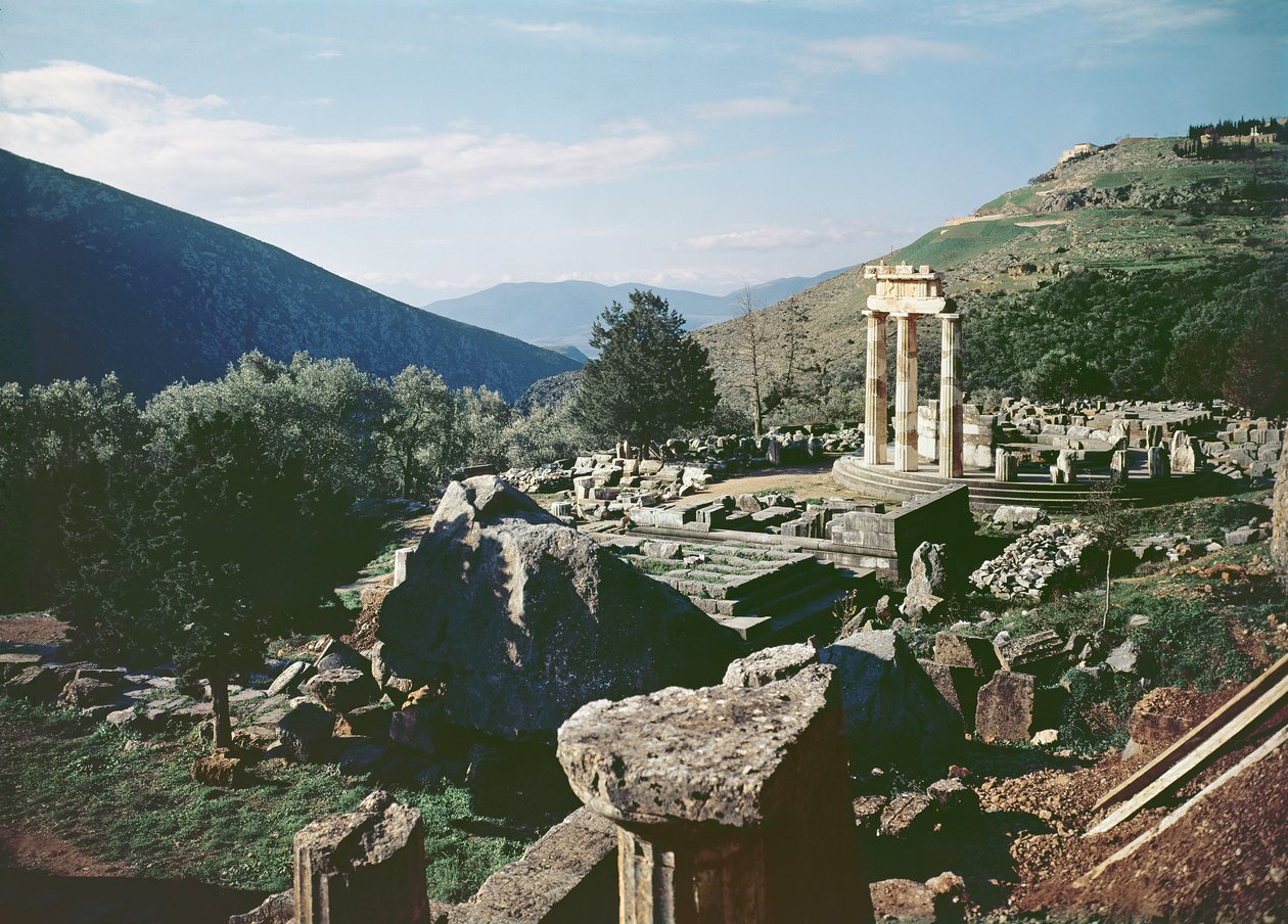Athena Pronaia Kutsal Alanı'ndaki tholos tapınağının bulunduğu alanın panoramik görünümü by Greek