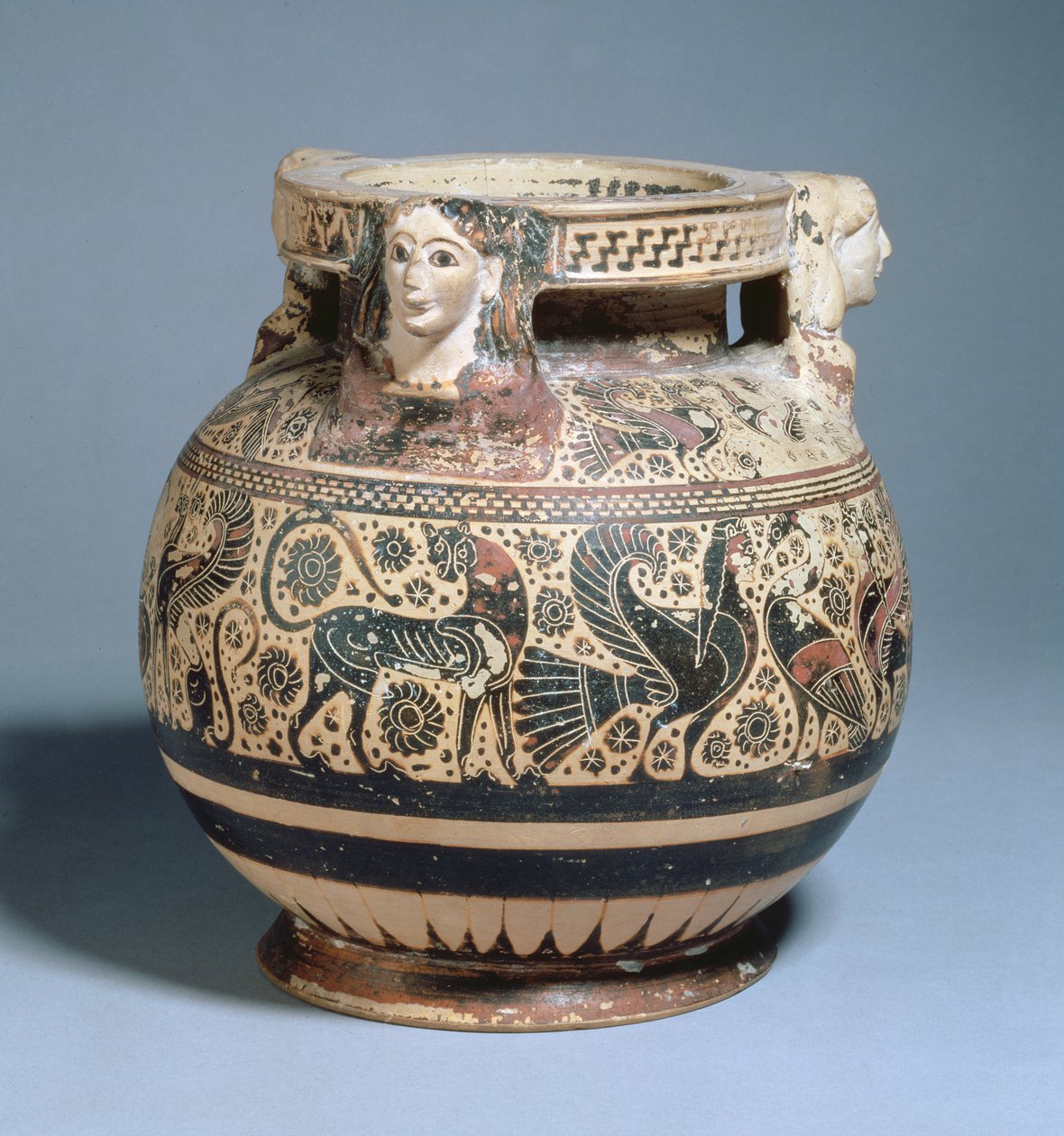 Kül küpü olarak kullanılan ve sıra sıra griffin, kuğu ve sirenlerle süslenmiş Pyxis Orta Korint Dönemi, MÖ 600-575 dolayları (seramik) by Greek