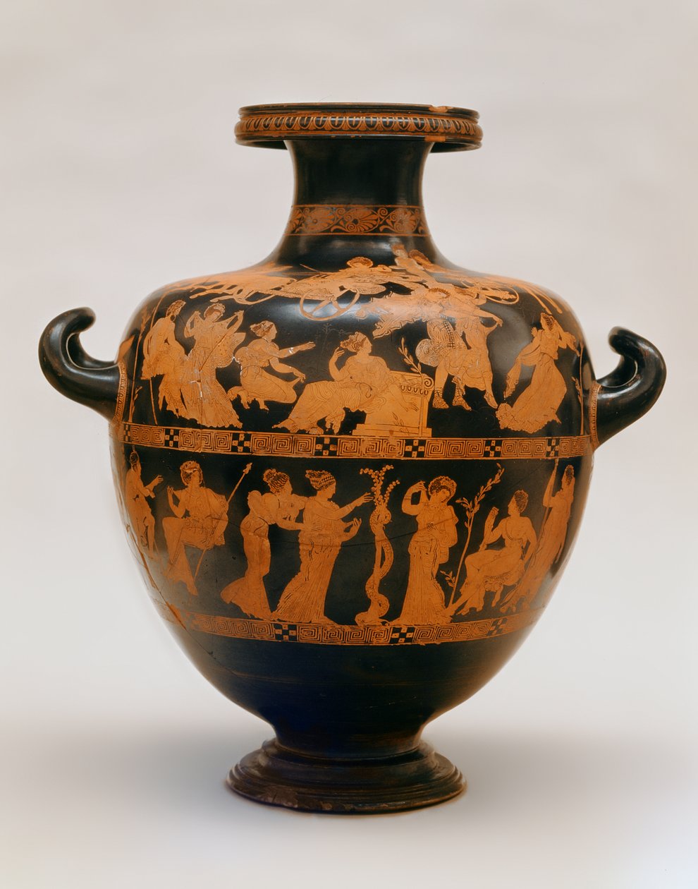 Medias Ressamı tarafından kırmızı figürlü hidria, Atina, MÖ 420-400 dolayları (çömlek) by Greek
