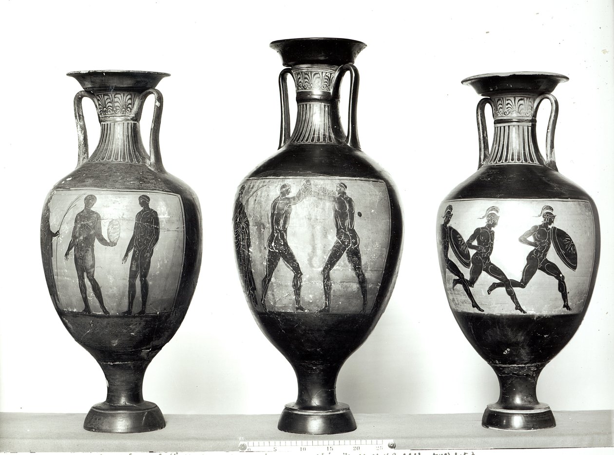 Kupa alan bir sporcuyu betimleyen üç Panathenaic amfora, Boksörler ve Sporcular, MÖ 580-520 (seramik) by Greek