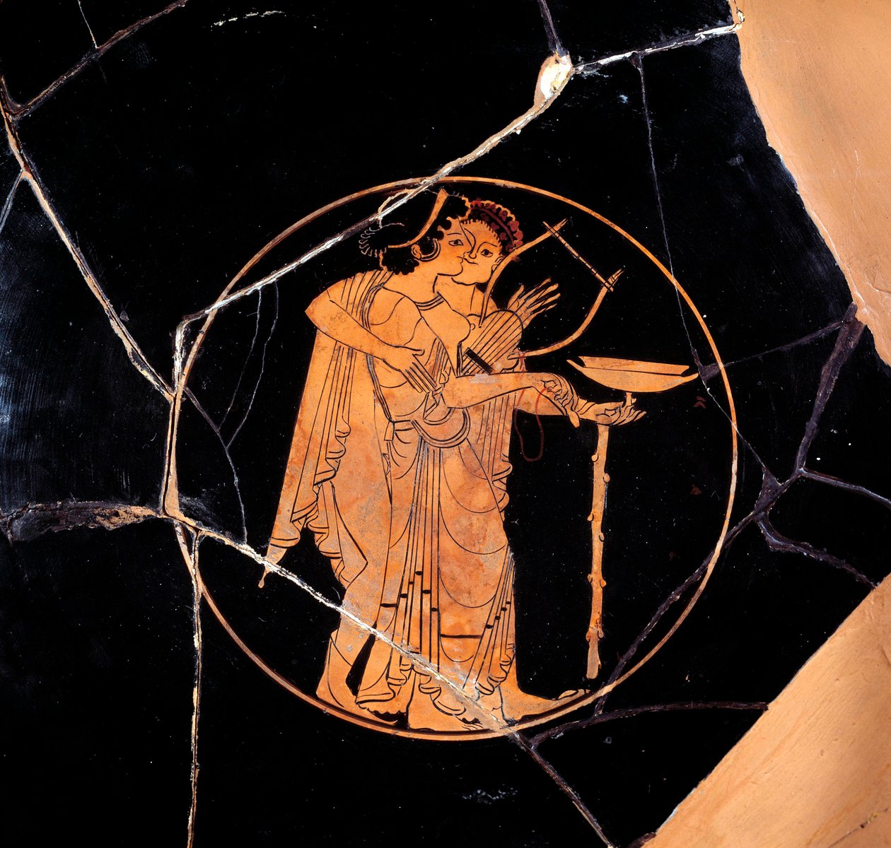 Antik Yunanistan: Kırmızı figürlü kupa. Pedieus Ressamı (MÖ 6. yy sonu), MÖ 510-500 Paris, Musee Du Louvre