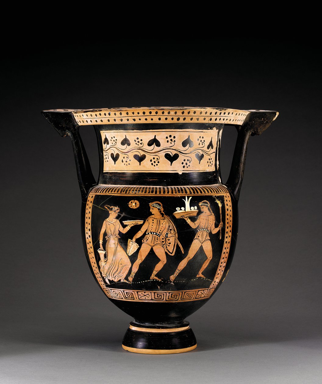 Letet grubuna atfedilen Apulian kırmızı figürlü sütun krateri, MÖ 370-360 dolayları by Greek