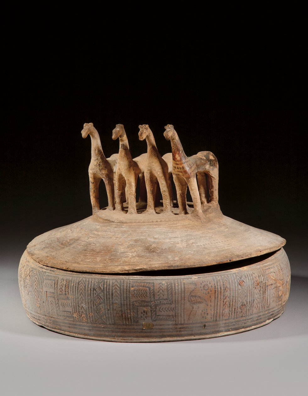 Attic pyxis, geç Geometrik dönem, MÖ 8. yüzyılın c.3. çeyreği by Greek