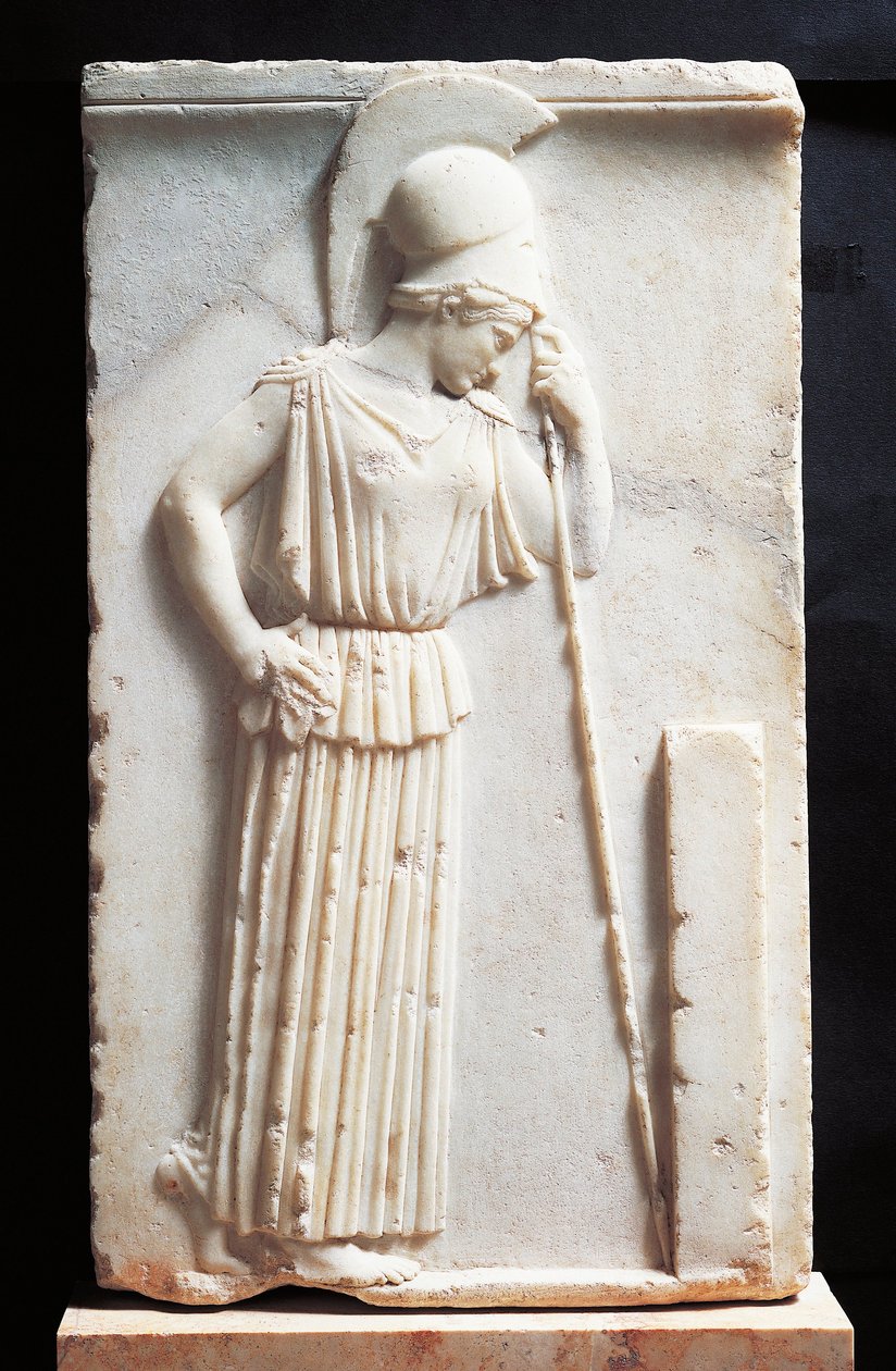 Bir stelin önünde duran yas tutan Athena