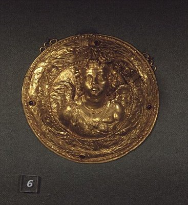 Eros büstü, garnitürlerle süslenmiş madalyon (altın) by Greek