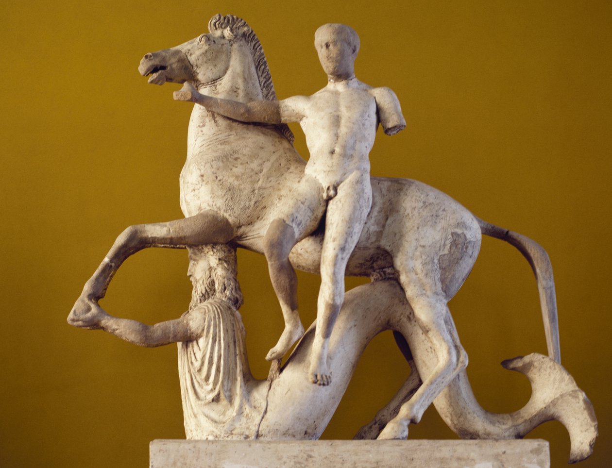Dioscuro ve bir Triton tarafından desteklenen at, Parian mermeri, Marasa ilçe tapınağının batı cephesinden heykel dekorasyonu, Locri, Calabria, İtalya, Yunan uygarlığı, MÖ 5.-4. yy by Greek