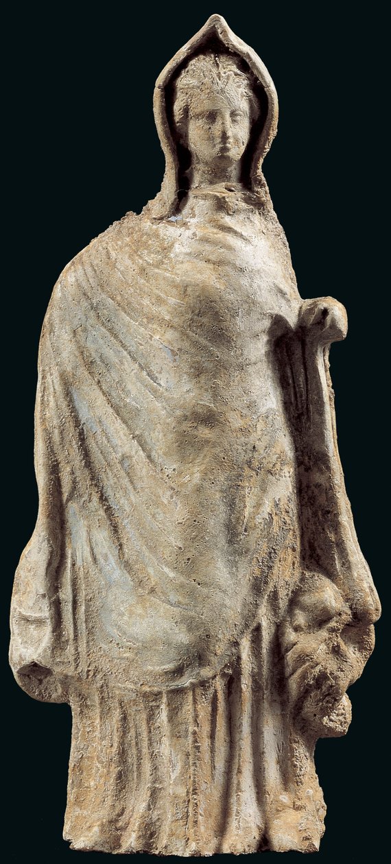 Bir chiton ve başını örten bir himation giyen bir kadın heykelciği, muhtemelen Myrina, Küçük Asya, MÖ 250-200 (kil) by Greek