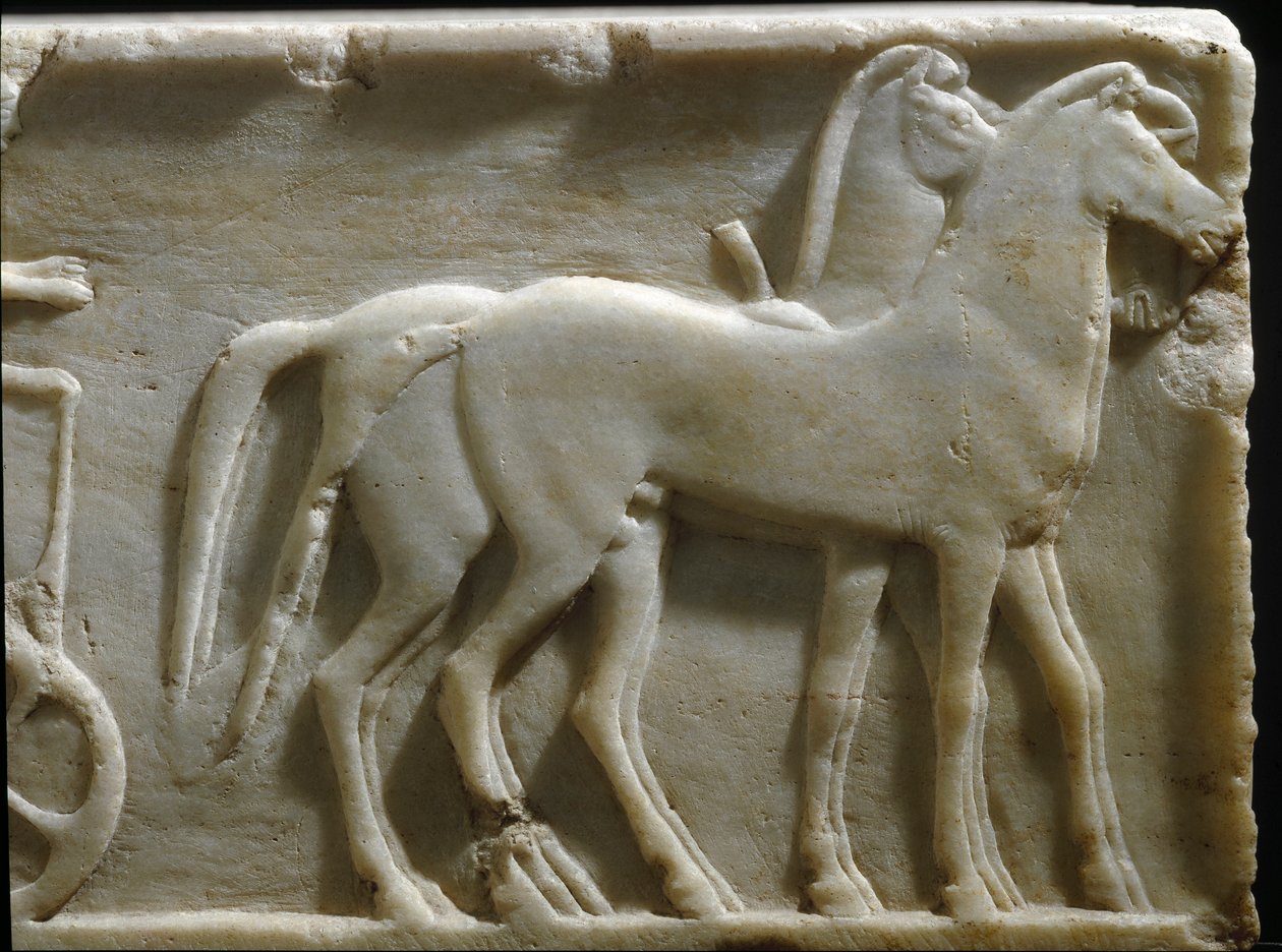 Yunan Sanatı: “” dörtlü atlar”” Bir kouros (genç bir adam heykeli) kaidesinin detayı. Mermer kabartma. 490 M.Ö. Atina, Ulusal Arkeoloji Müzesi by Greek