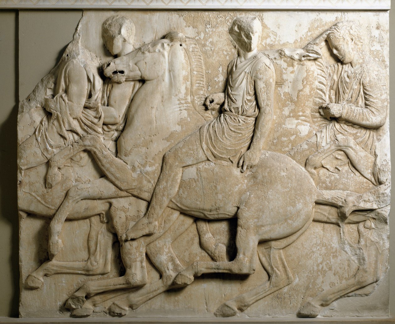 Yunan sanatı: “” dört nala koşan biniciler””” parthenon friz. Mermer kabartma çoraplar. 447-432 M.Ö. Atina, Akropolis Müzesi by Greek