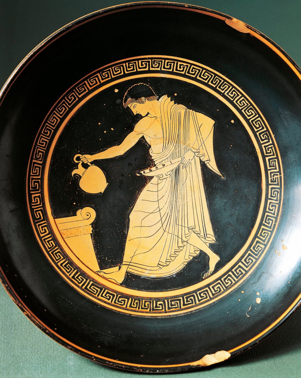 Douris imzalı Kylix, gençliği bir sunağın yanında betimliyor, MÖ 6. yy (çömlek) by Greek
