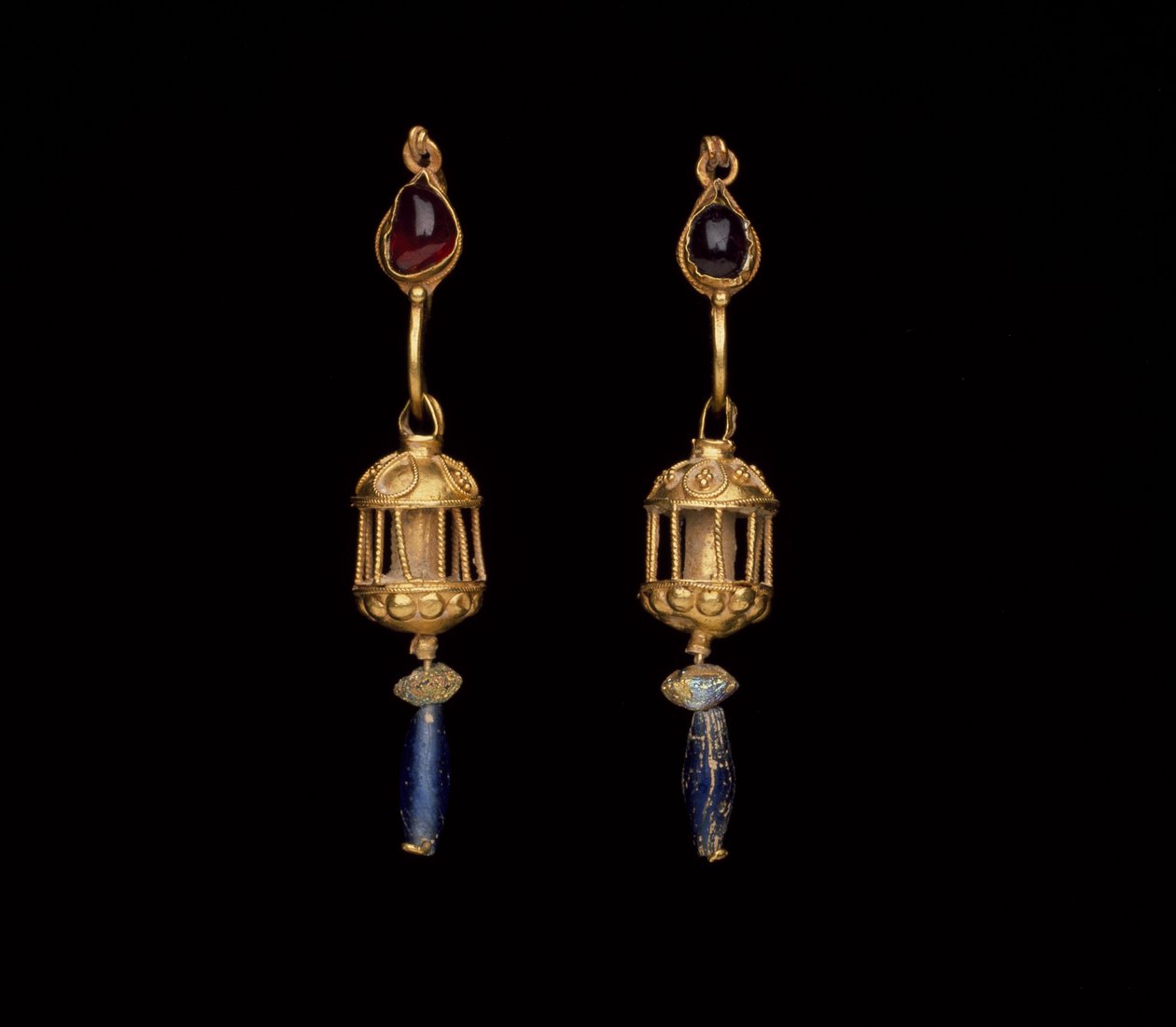 Büyük uçlu bir çift küpe, MÖ 2.-1. yüzyıllara ait. by Greek