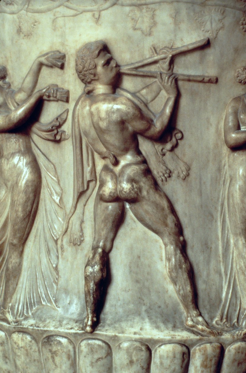 Borghese Krateri veya Vazo, çift flüt çalan bir adamı betimleyen kabartma detayı, Neo-Attic, MÖ 40-30 civarı mermer by Greek