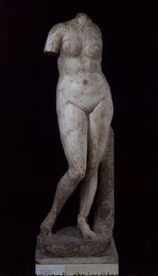 Aphrodite ayakta çıplak, İskenderiye, MÖ 336-30 dolayları (mermer) by Greek