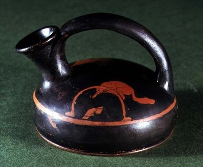 Bir tuzakta bir tilki ile süslenmiş tavan arası kırmızı figürlü askos (seramik) by Greek