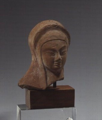 Kadın başı, çapraz kol tipinde bir Spedos heykeli parçası, erken Kiklad II Dönemi, MÖ 2700-2400 dolayları (mermer) by Greek