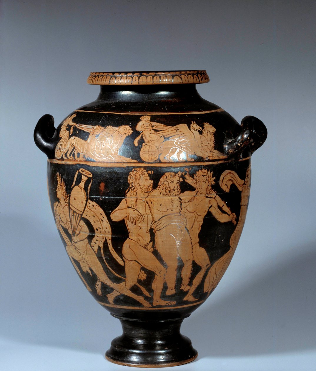 Yunan sanatı: kırmızı figürlü seramik tavan dikmeleri. Dionysos sahnesi. Danae