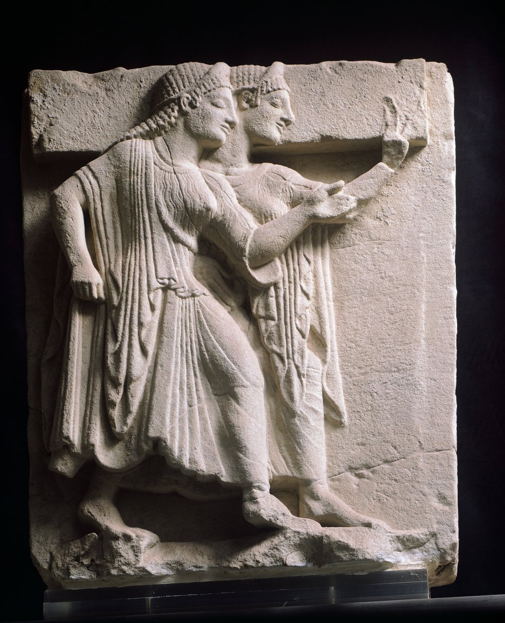 Dansçıları betimleyen metope, antik eş anlamlılar sözlüğü kabartması, Campania, İtalya MÖ 5. yüzyıl (kumtaşı) by Greek School