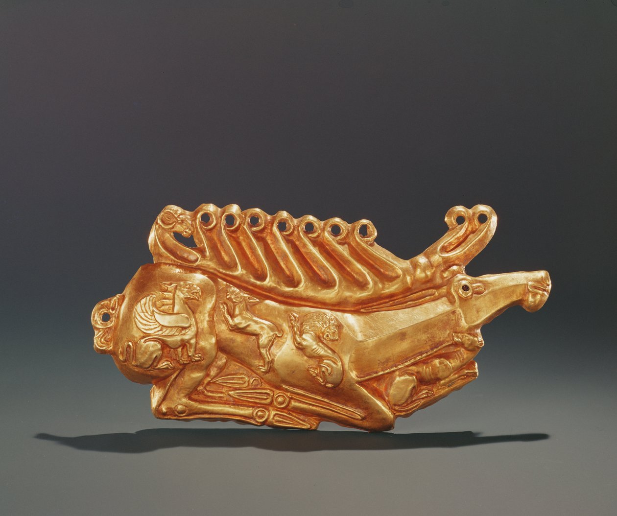 Gövde üzerinde kanatlı griffin, tavşan, aslan, köpek ve koç başı figürleriyle süslenmiş yaslanmış geyik (altın) by Greek School
