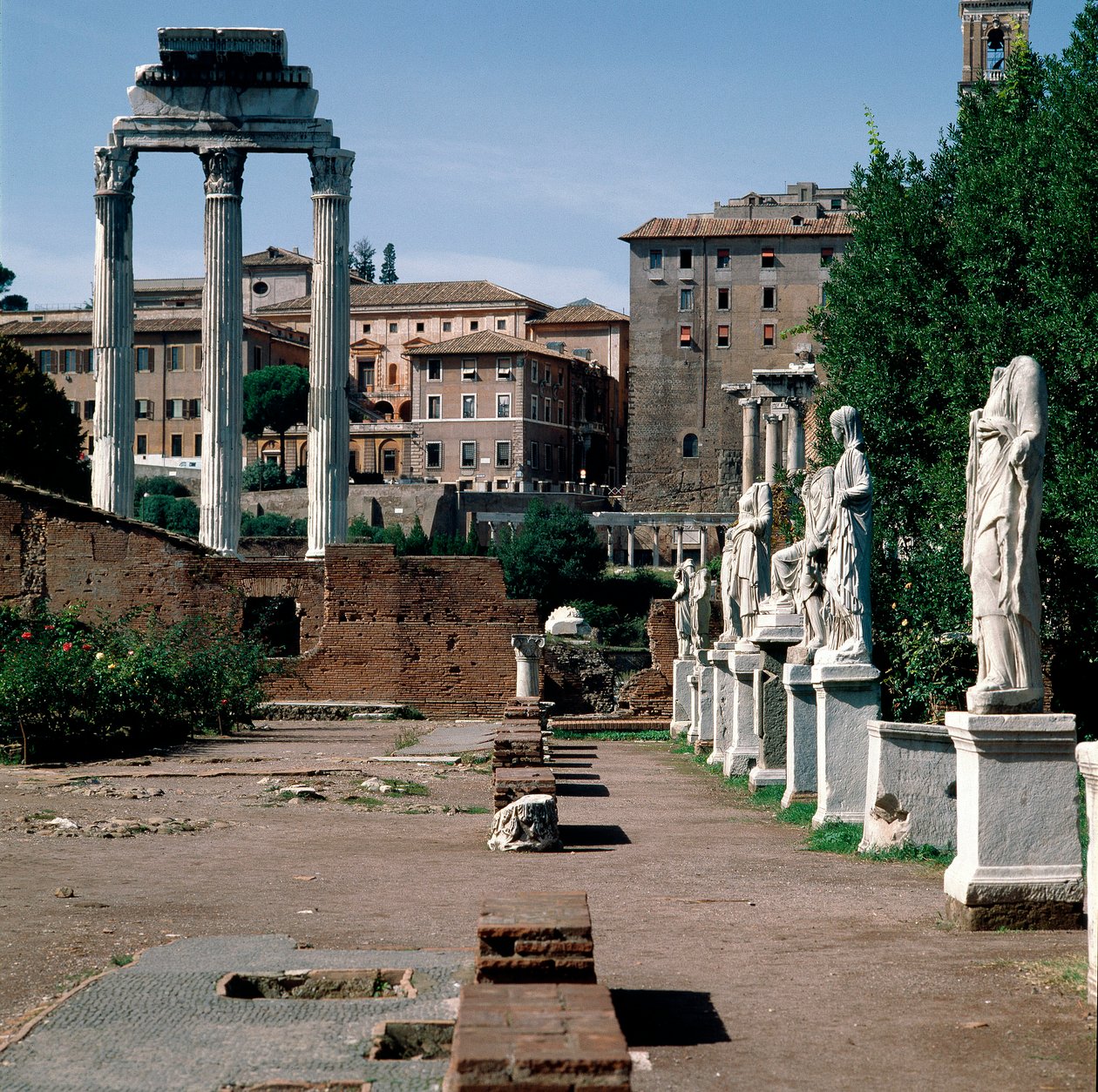 Roma Forumu: vestallerin heykelleri. Vestaller Evi (Casa delle Vestali veya Atrium Vestae). Solda, Yunan Dioscures tapınağı (veya Castor ve Pollux tapınağı) (MÖ 5. yy). Roma by Greek or Roman