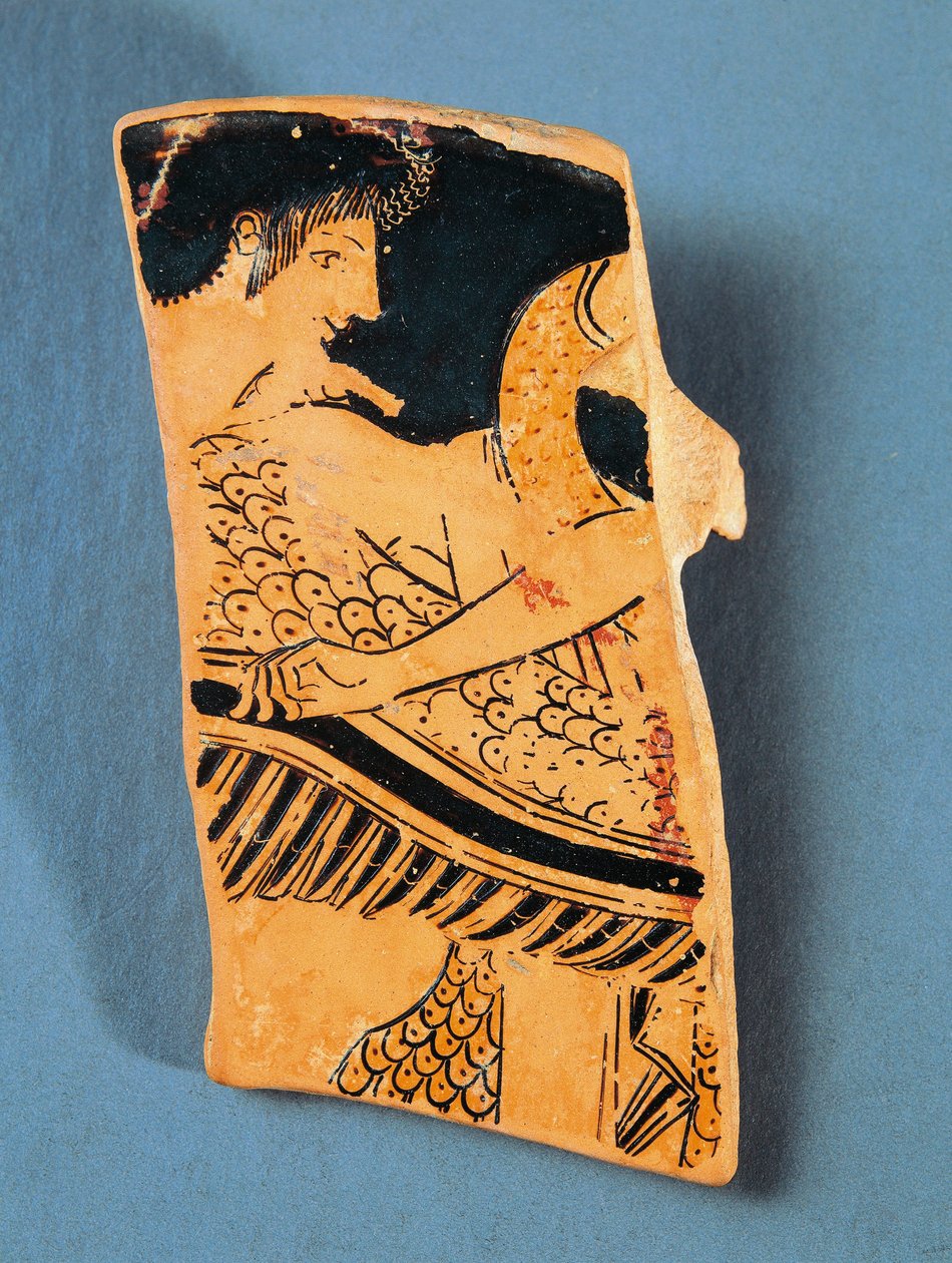 Ressam Euphronios tarafından bir kuğu üzerinde Hiperborluların ülkesine uçan Apollon'u tasvir eden Attika plakası parçası, kırmızı figürlü çanak çömlek by Greek School