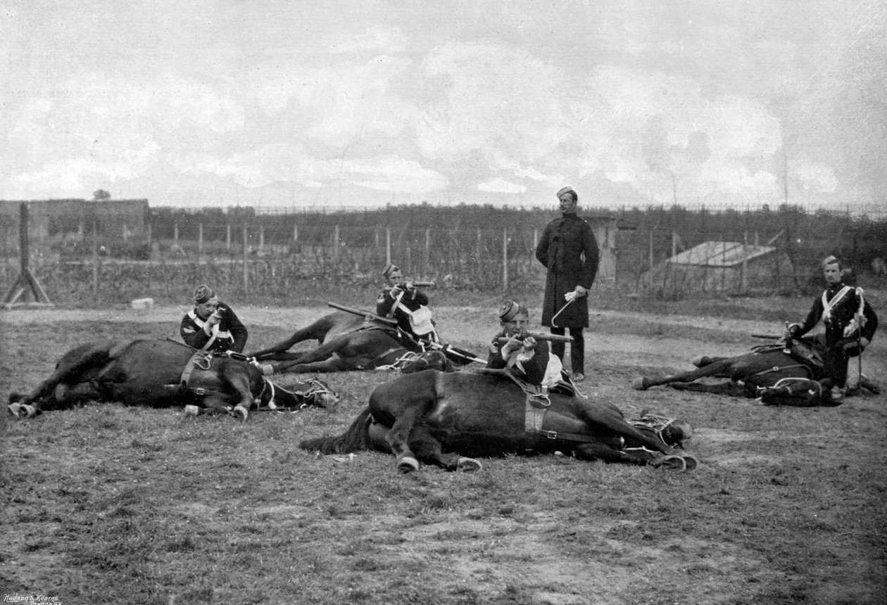 Queens Own Hussars'ın bir grubu, 1896'da atından indi. by Gregory and Co