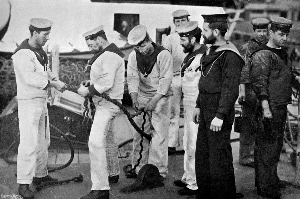 Mavi ceketler iş başında HMS Majestic savaş gemisine ip bağlarken, 1896. by Gregory and Co