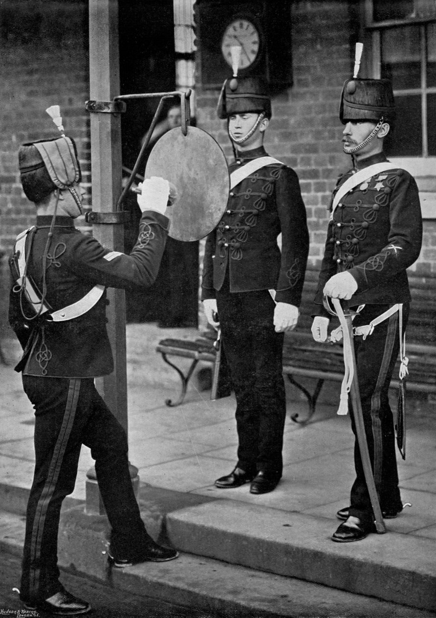 Aldershot süvari kışlasının ana kapısında gong çalma, Hampshire, 1896 by Gregory and Co