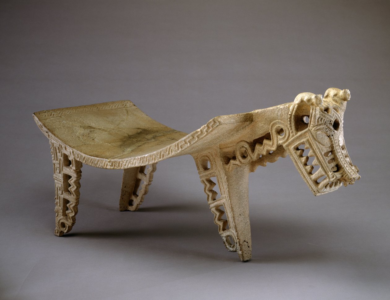 Jaguar Başlı Tören Taşlama Taşı, Kuzeybatı Kosta Rika, Geç Dönem IV - Erken Dönem V, 300-700 (volkanik taş) by Guanacaste Nicoya Culture Guanacaste Nicoya Culture