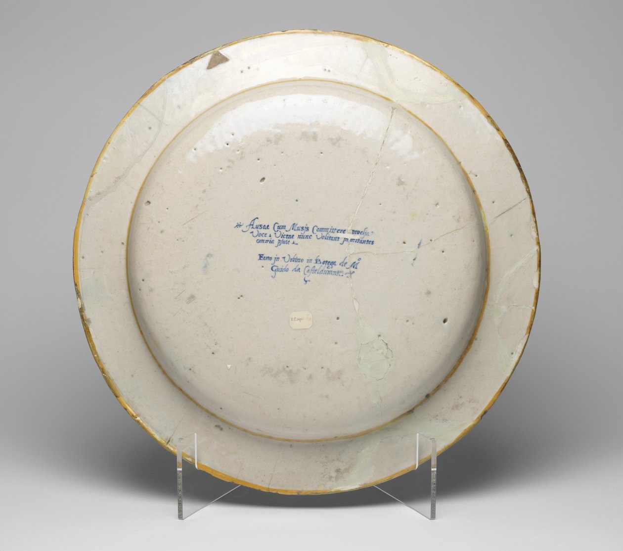 İlham Perileri ve Pierides arasındaki Yarışmayı tasvir eden tabağın arka yüzü, c.1545-50 (kalay sırlı çanak çömlek) by Guido Durantino