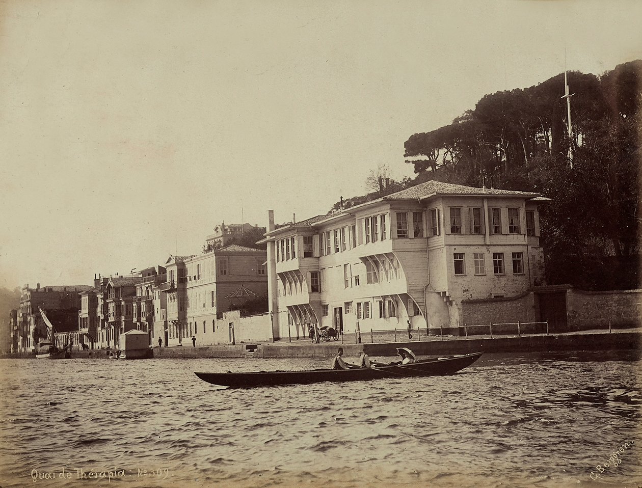 Marmara Denizi, Türkiye'de Tarabya Körfezi boyunca binalar by Guillaume Berggren