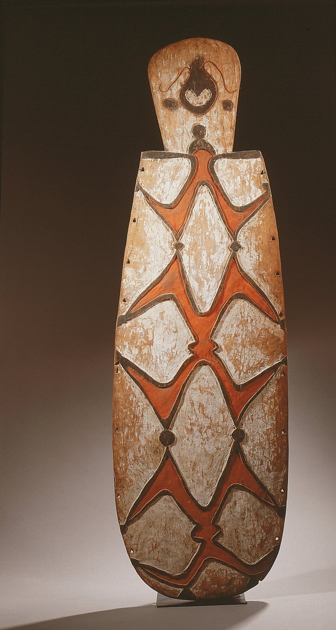Oval Asmat kalkan, kabartma olarak oyulmuş, stilize figürler, üstte bir maske (ahşap) by Guinean New