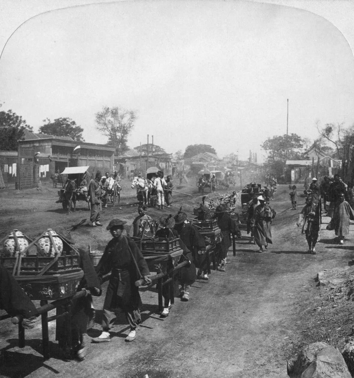 Çin cenaze alayı, ayrılan ruh için yiyecek taşıyan, Pekin Pekin, Çin, 1901 by H. C. White