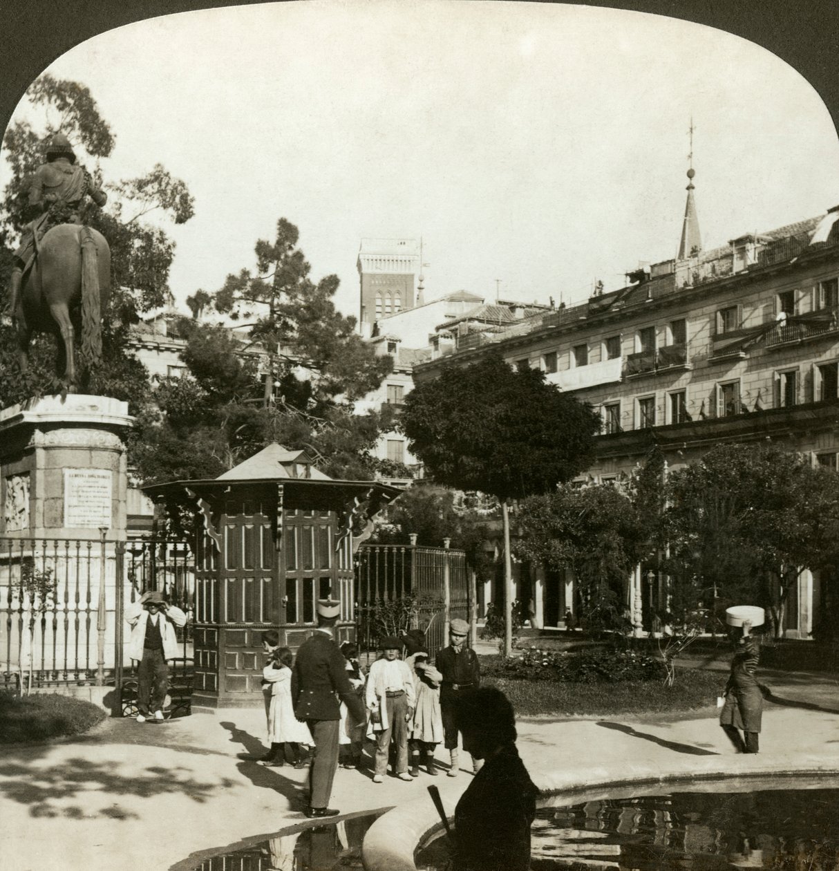 Plaza Mayor, Madrid, İspanya. by H. C. White