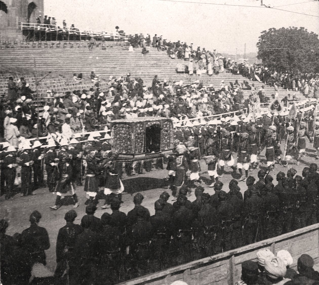 Kraliyet alayında bir devlet tahtırevanı, Delhi, Hindistan, 1912. by H. D. Girdwood