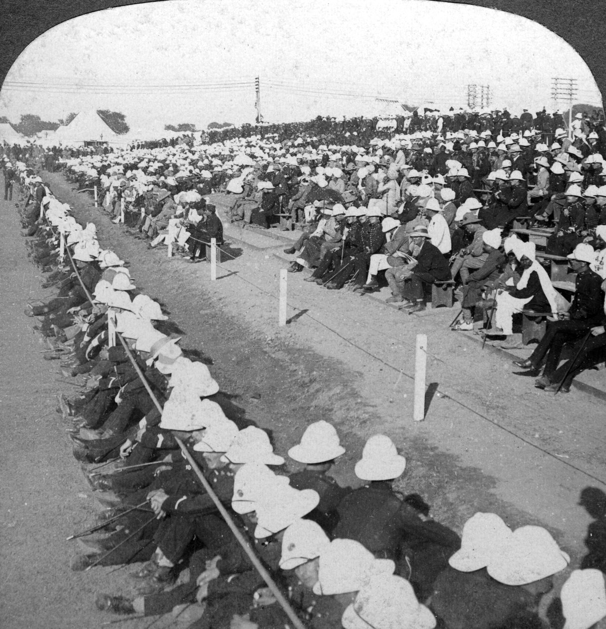 Lancashire Fusiliers ve Border alayları arasında bir futbol maçı izlemek, Delhi, 1910
