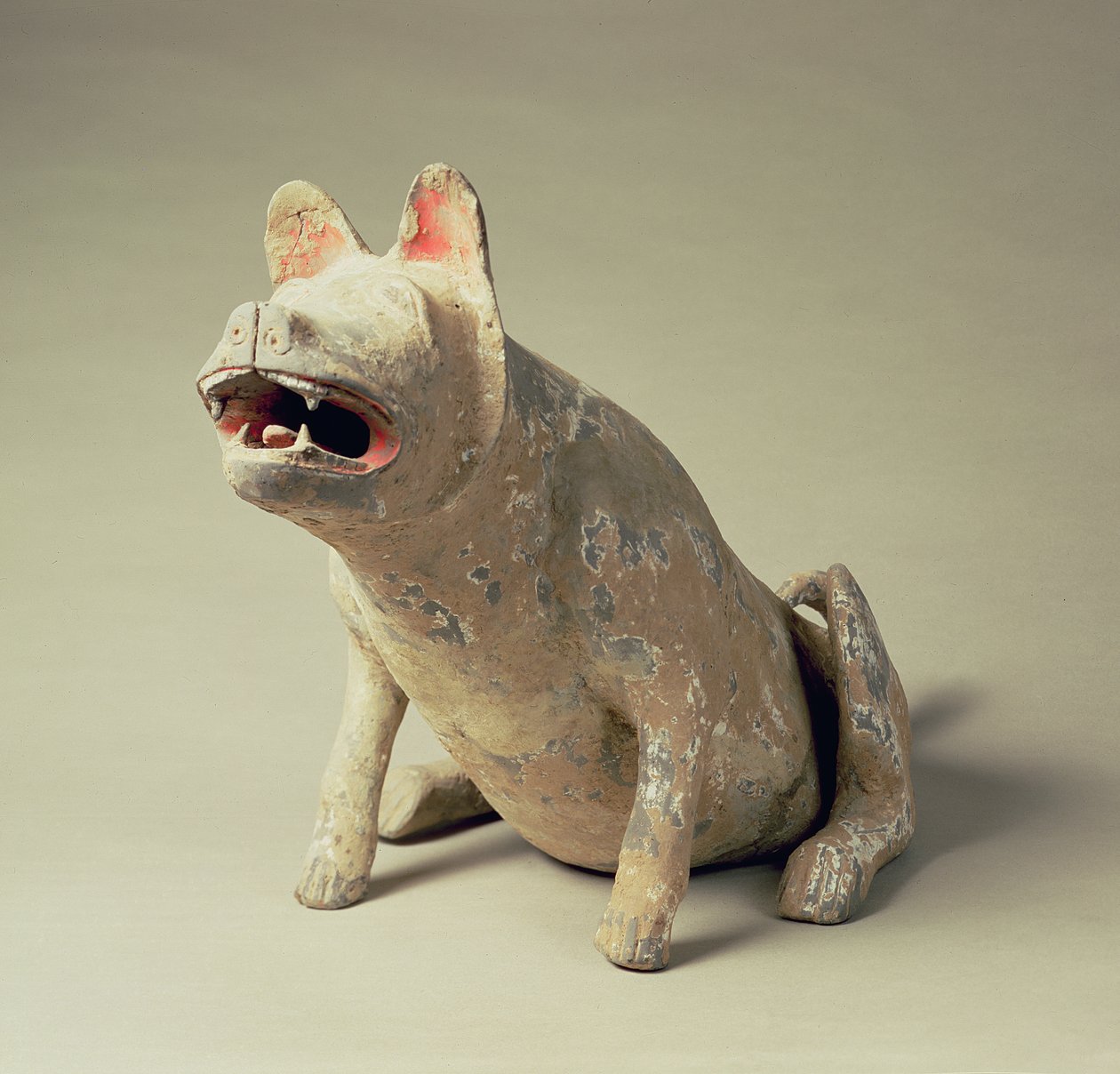Erken Çin çanak çömleği oturan köpek, mezar eseri, Han Hanedanlığı, MÖ 206-MS 220 (seramik) by Han Dynasty Chinese School