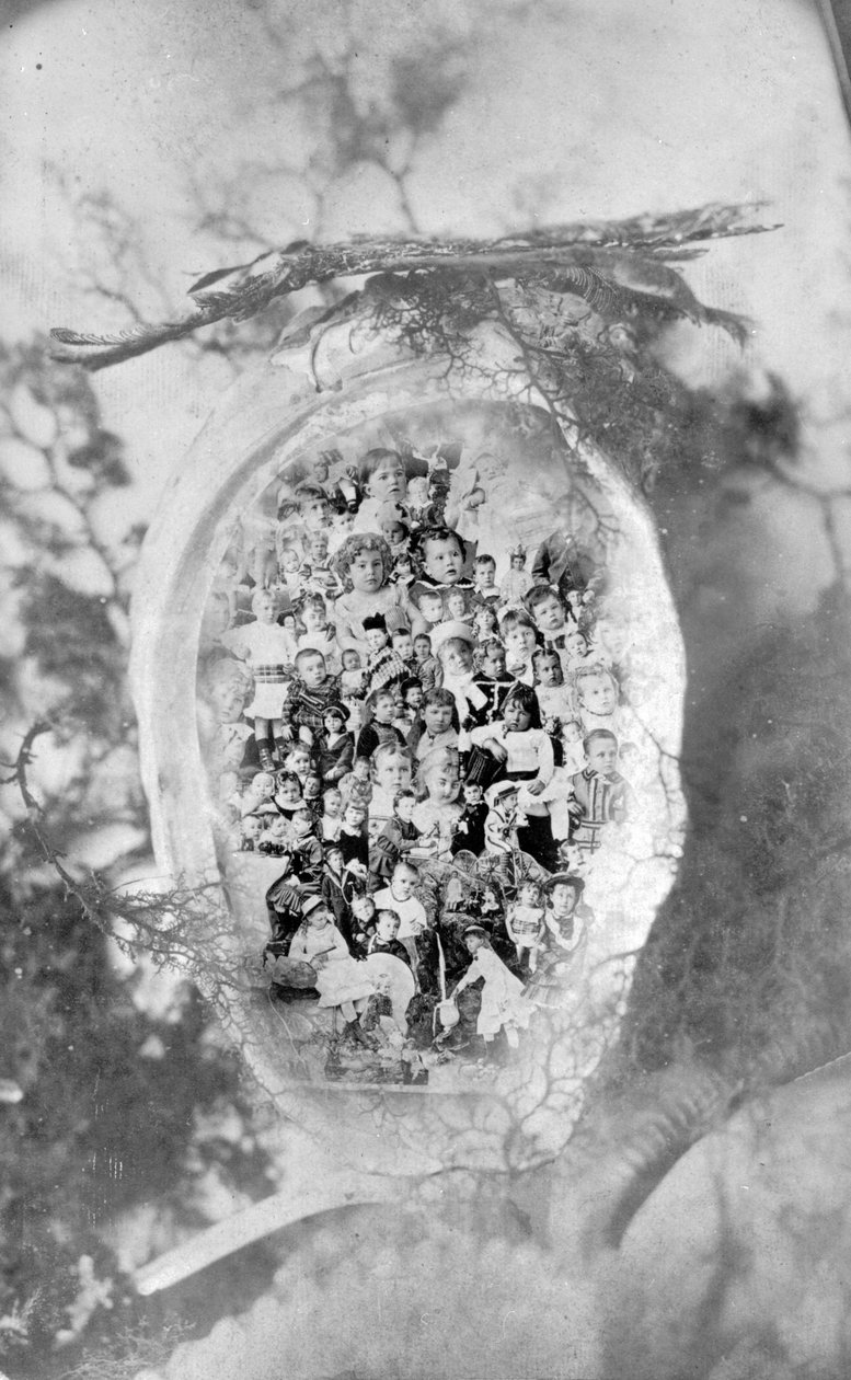 The Gems of British Columbia, c.1880 tarzında yapılmış, deniz kulağı kabuğuna yerleştirilmiş çocukların birleşik fotoğrafı (bw photo) by Hannah Maynard