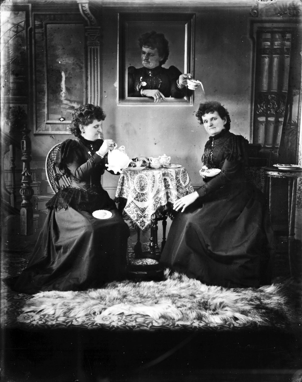 Otoportre, c.1893 (bw fotoğraf) by Hannah Maynard