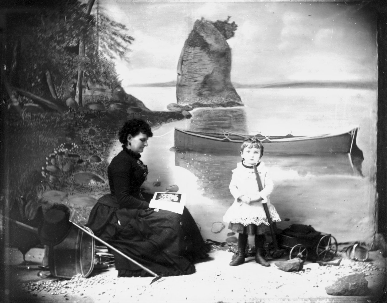Hannah Maynard ve arabasıyla küçük bir kız, 1884 (bw fotoğraf) by Hannah Maynard