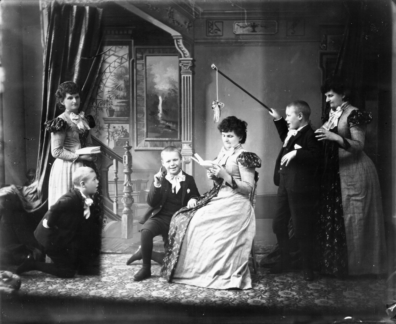 Hannah Maynard ve torunu Maynard McDonald birleşik bir fotoğrafta çeşitli pozlarda, c.1895 (bw fotoğraf) by Hannah Maynard