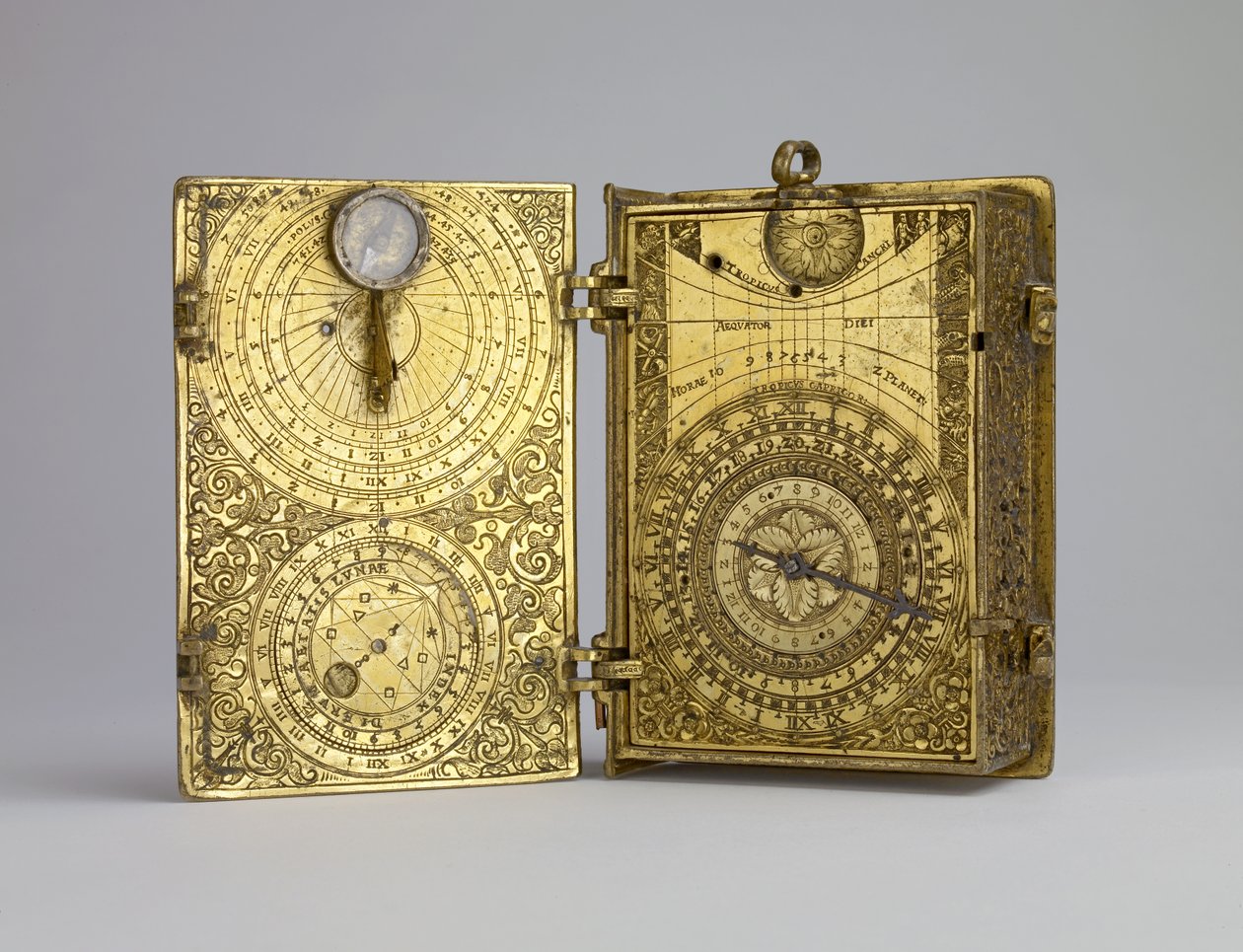 Kitap şeklinde alarmlı, güneş saatli ve ay volvelli yaldızlı pirinç kasalı saat, c. 1580 (yaldızlı pirinç) by Hans Kock