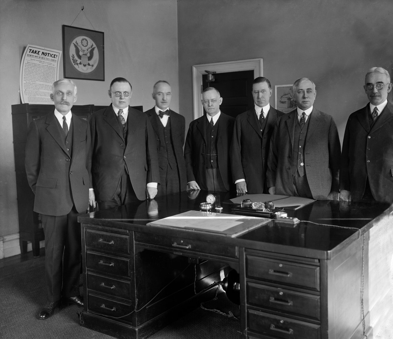 Federal Rezerv Kurulu, soldan sağa: Sec'y Mellon; WPG Harding; Vali Yardımcısı Edmund Platt; Charles S. Hamlin; Adolph Miller; Denetleyici DR Crissinger ve JR Mitchell. Fotoğraf: Harris & Ewing, c. 1905/1945. by Harris & Ewing
