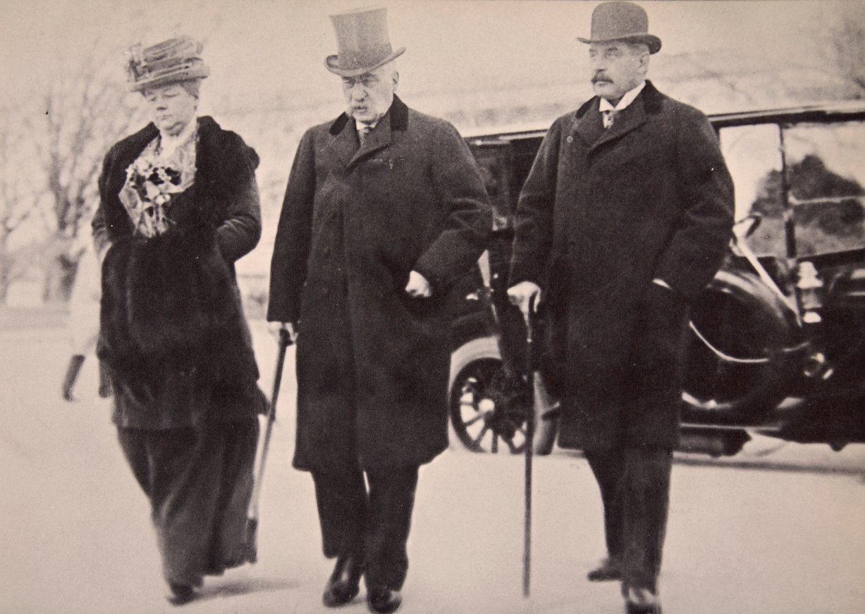 John Pierpont Morgan, oğlu ve kızıyla birlikte Money Trust Investigation'a katılıyor (sepya fotoğraf) by Harris & Ewing