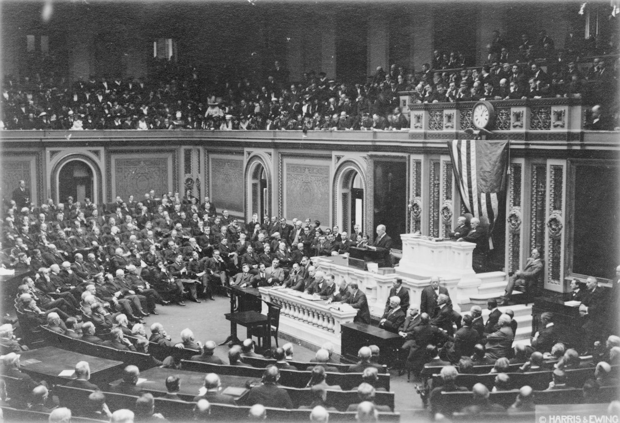 Başkan Woodrow Wilson Kongre'ye hitap ediyor, 1917 dolayları (s/b fotoğraf) by Harris & Ewing